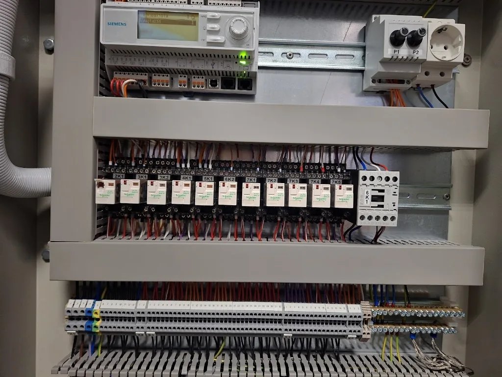 Siemens vezérlőszekrény épületautomatikához